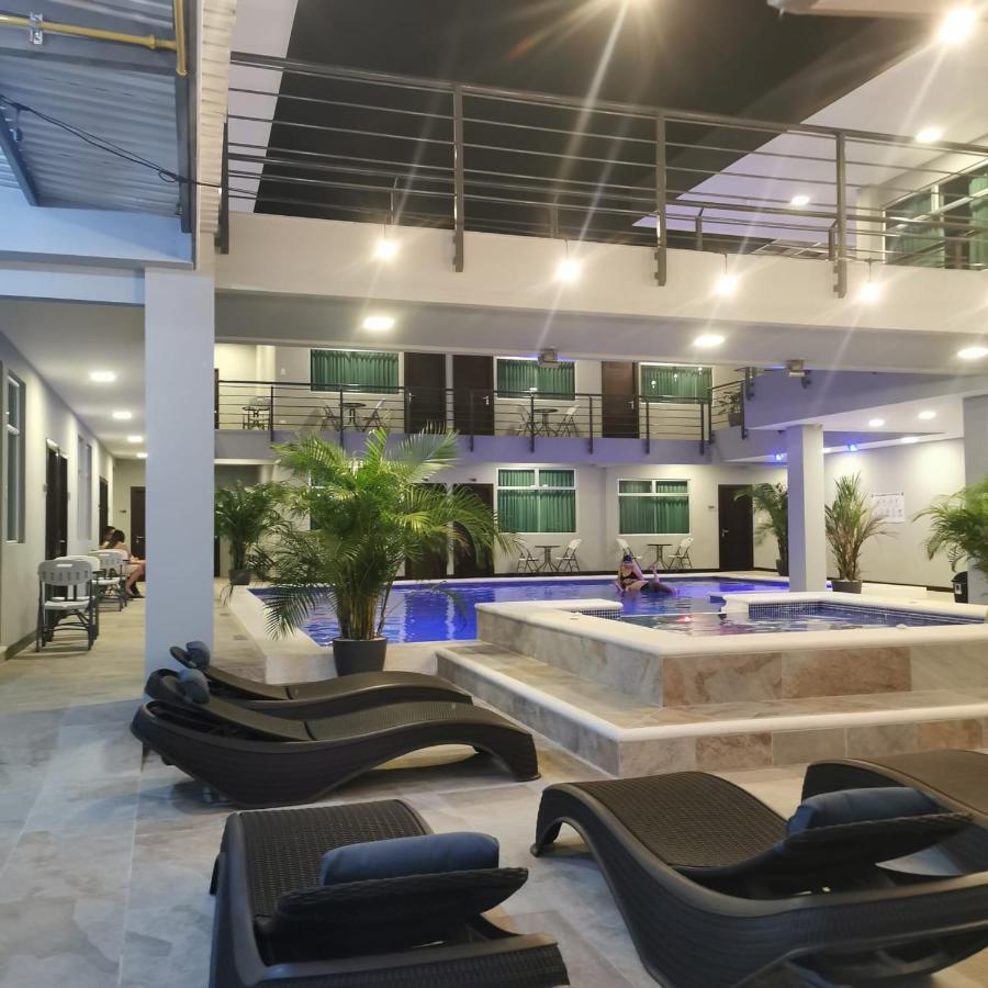 Cayuga Hotel 4*