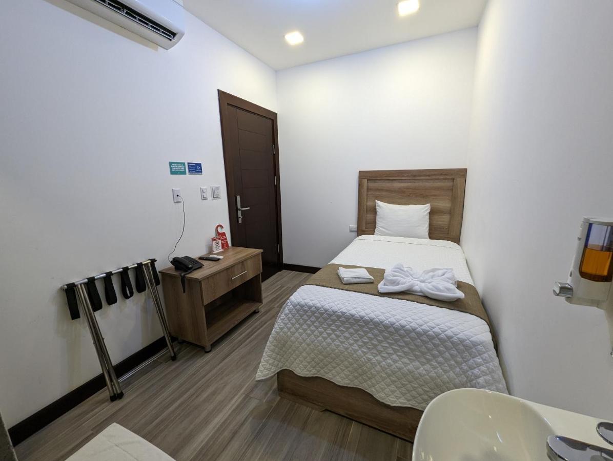 Cayuga Hotel 4*