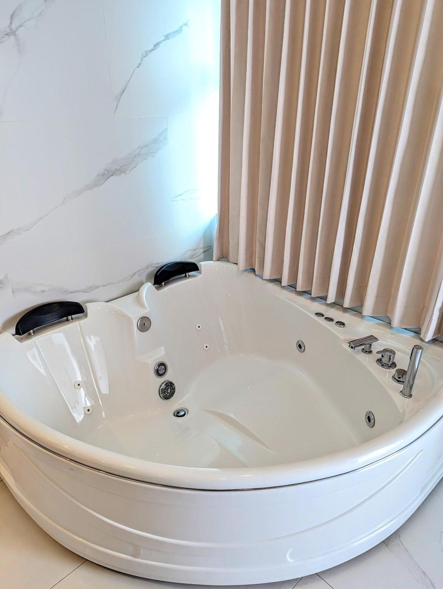 Cayuga Hotel 4*